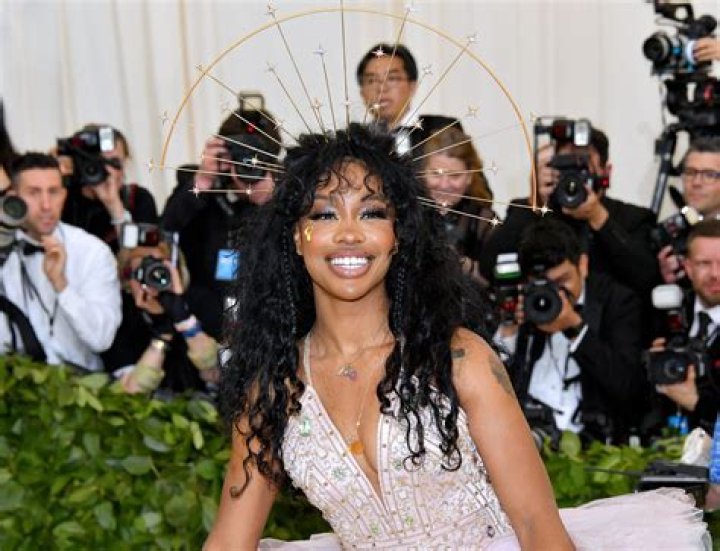 SZA Calls Out Unfaithful ExBoyfriend at London Show for Cheating