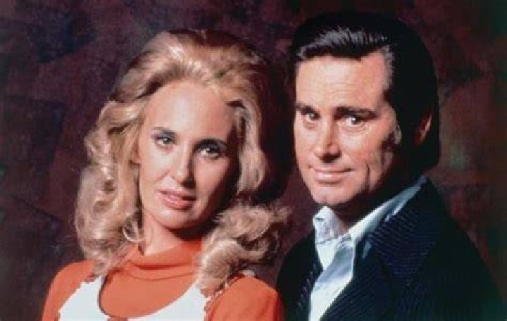 Tammy Wynette and George Jones at Hammersmith Apollo in London in September 1995. | Photo: Getty Images