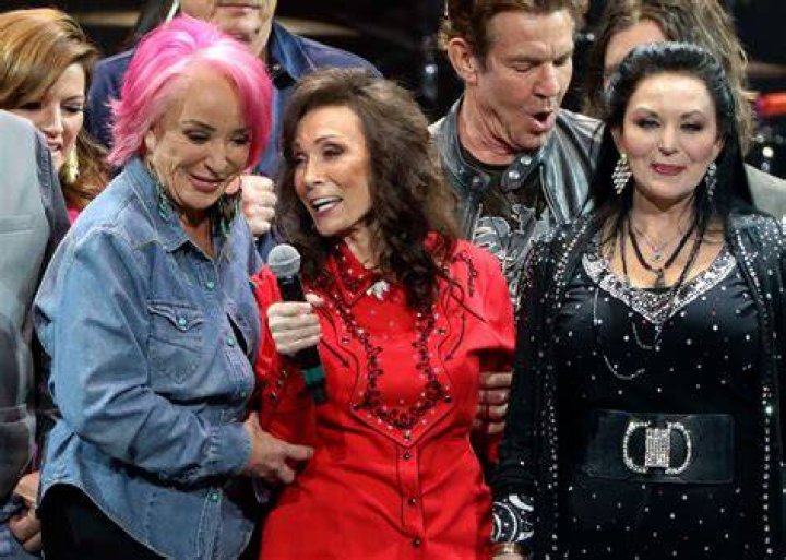 Tanya Tucker, Loretta Lynn, Dennis Quaid and Crystal Gayle and others during Loretta's birthday celebration | Photo: Getty Images