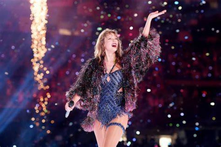 Taylor Swift has bad forward head posture in this picture. perhaps she should do some neck