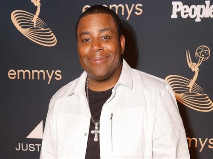 Teen comedians Kenan Thompson and Kel Mitchell eat burgers together in 1997