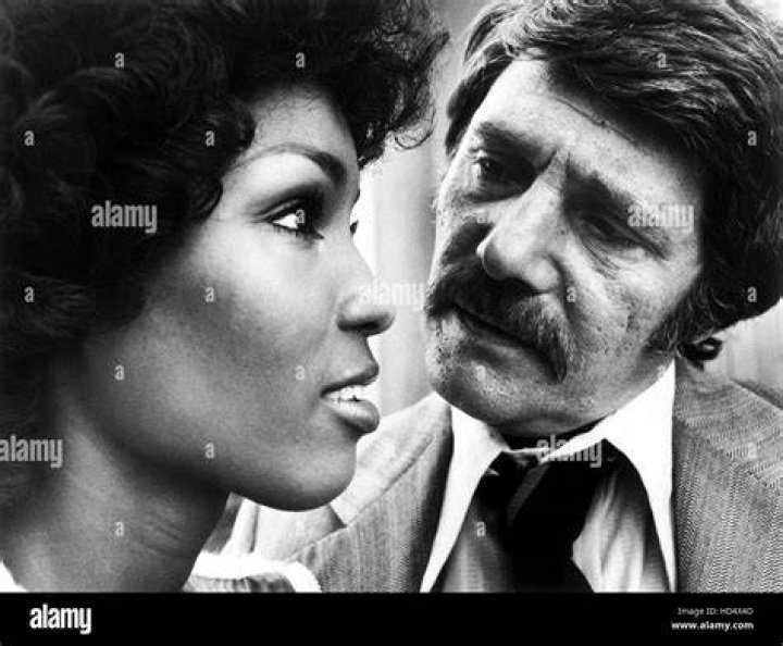 Teresa Graves and Harry Guardino in the television show "Get Christie Love!" in 1974. | Photo: Getty Images