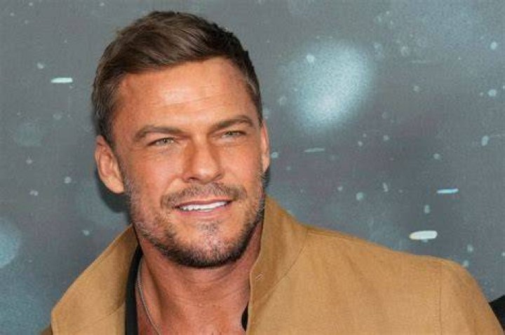 The actor is believed to appear in a clip being intimate with fans think is his girlfriend, Taela