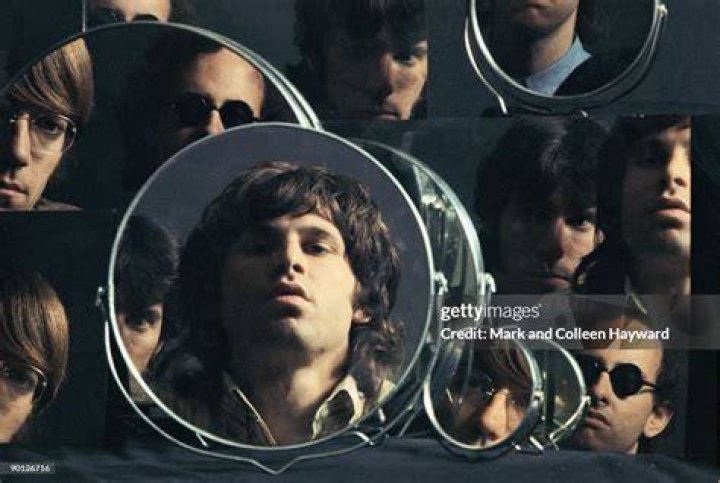 The Doors mirror their looks for a photoshoot, 1967. | Photo: Getty Images