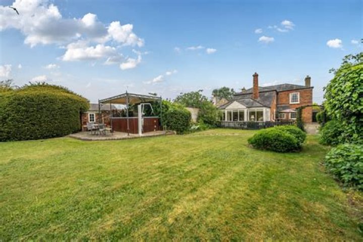 The home owned once owned by Kendall Jenner has four and a half bathrooms.