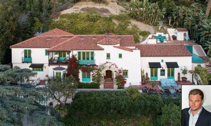 The house Leonardo DiCaprio and Adam Farrar grew up in, taken on January 7, 1998 | Source: Getty Images