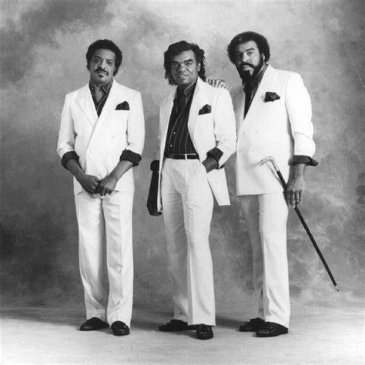 The Isley Brothers posing for a group picture in 1962 | Source: Getty Images