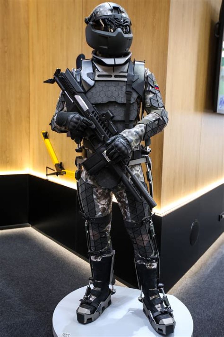The military suit that Aisha Sofey wears brings forth her best features hollywoodvideo.in
