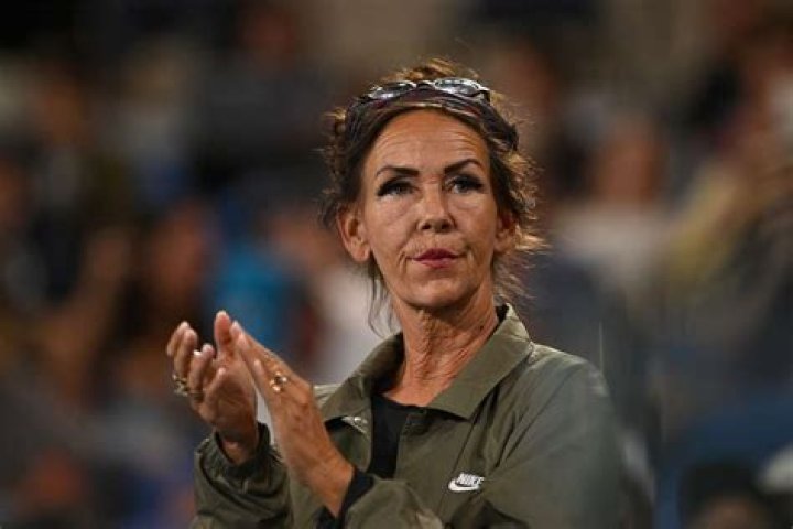 The mother of tennis star Andy Murray, Judy Murray, said that Davidson's position was completely unfair on other biological women