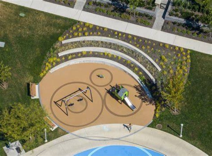 The park was open for business again for an equally short period in 2002, this time under the name Discovery Waterpark, until 2004 when it closed once again.