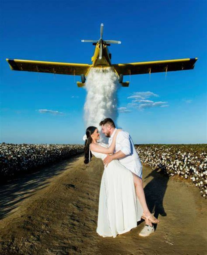 The plane dumps 900 litres of water on bride Priscila and groom Alisson