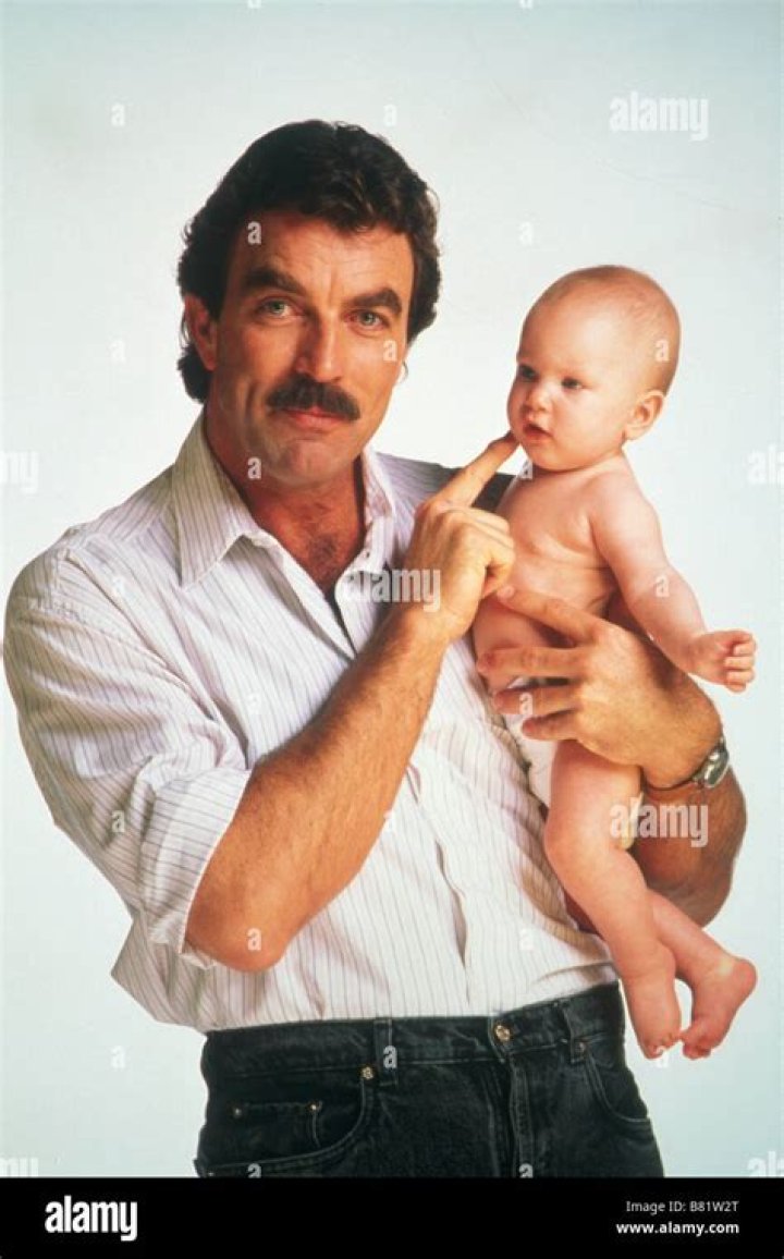 Tom Selleck (holding a baby) and Courteney Cox on the set of "Friends" on May 16, 1996 | Source: Getty Images