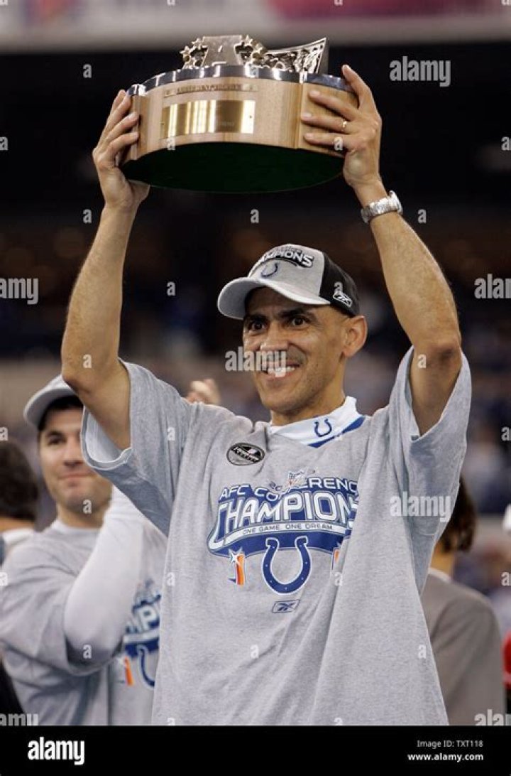 Tony Dungy raises the AFC Championship trophy after the Colts defeated the New England Patriots 38-34 during the AFC Championship game in Indianapolis, Indiana, Sunday, January 21, 2007 | Photo: GettyImages