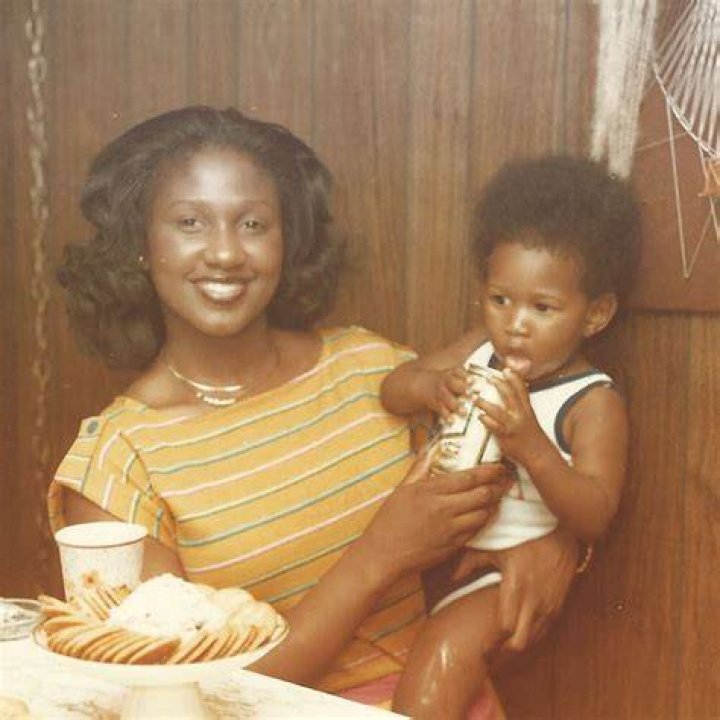 Usher Raymond and his mom posing for a photograph | Photo: Instagram/usher