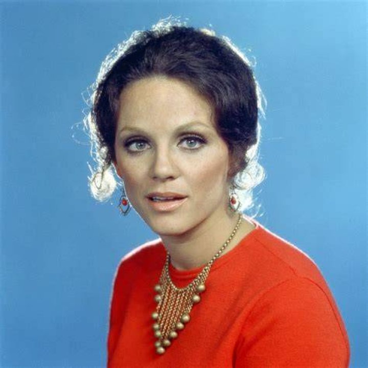 Valerie Harper as Rhoda and guest star Vivian Vance from the television program "Rhoda." | Source: Wikimedia Commons