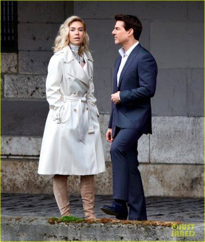 Vanessa Kirby and Tom Cruise kissing on the "Mission: Impossible 6 Gemini" set in Paris, France, on May 2, 2017. | Source: Getty Images
