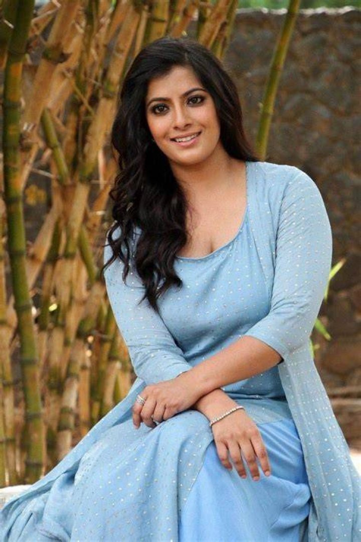 Varalaxmi Sarathkumar Age, Family, Husband, Movies, Biography BREEZEMASTI