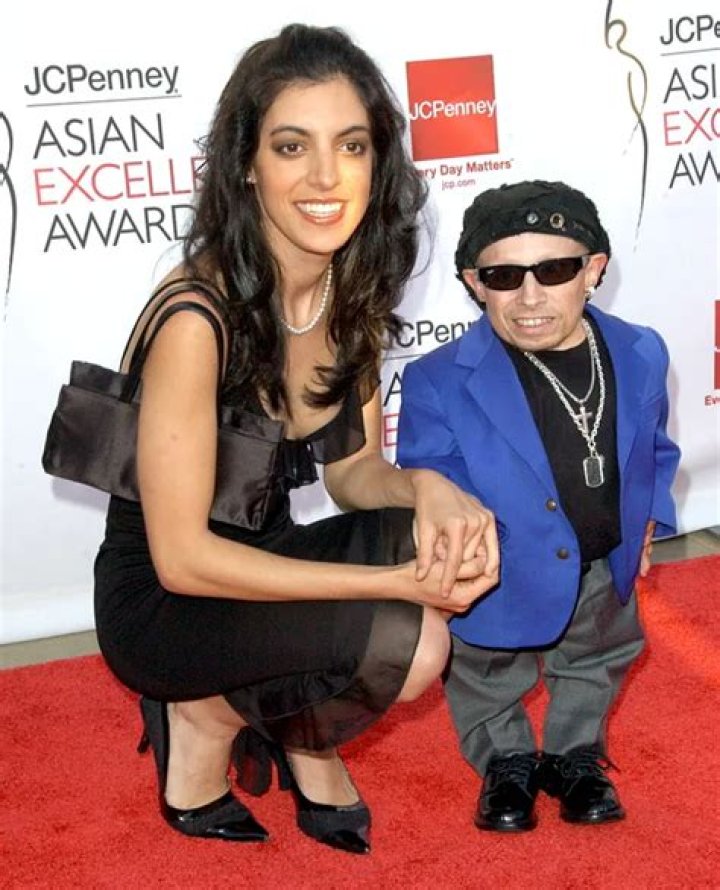 Verne Troyer and his girlfriend model Genevieve Gallen pose at Barfly nightclub on May 30, 2003 in West Hollywood, California | Source: Getty Images