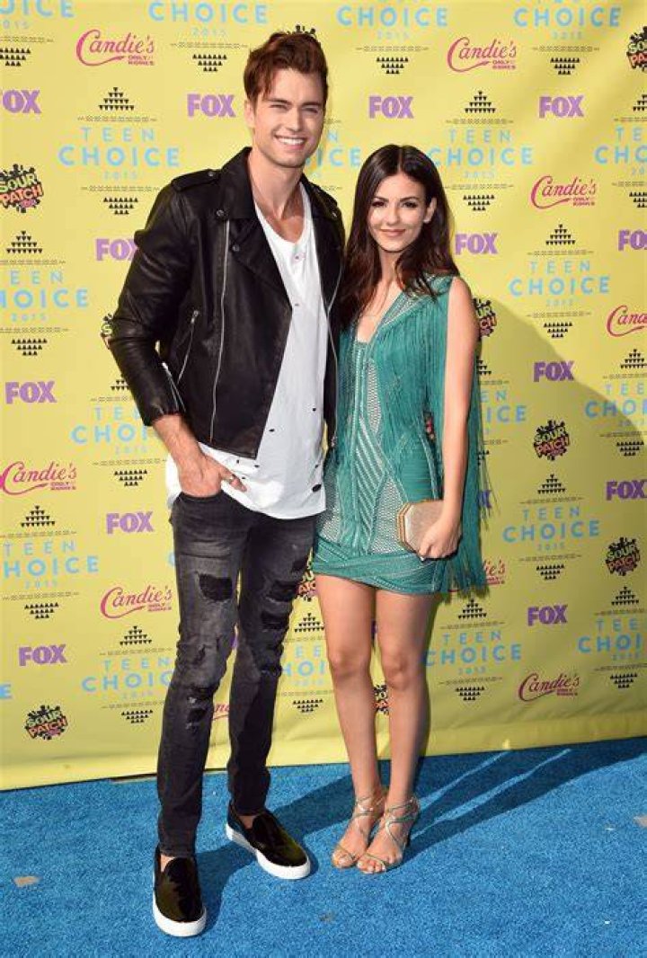 Victoria Justice and Boyfriend Teen Choice Awards Red Carpet POPSUGAR Celebrity Photo 10