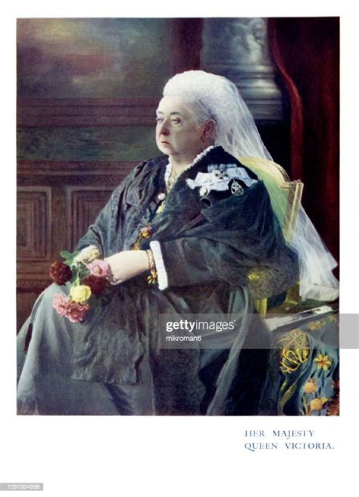 Victoria's sister Louise Adams cut an elegant figure as she arrived at the Peltz compound for the lavish ceremony with her daughter Tallulah May