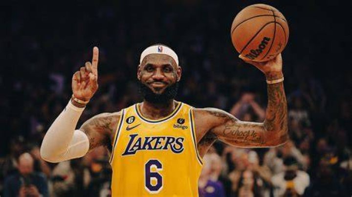 Video LeBron James' 14yearold son Bryce can now dunk