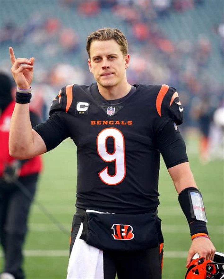 Who is Joe Burrow’s Girlfriend ? All About Olivia Holzmacher ?