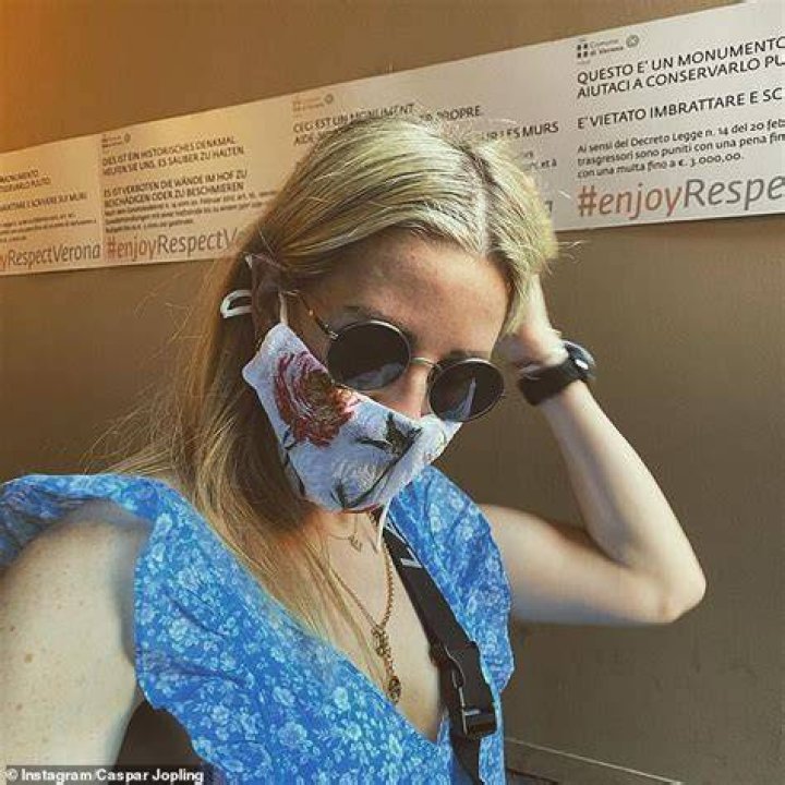 Whoops! Caspar also included a hilarious couples photo taken in a lift which went wrong, leaving only their lower halves in shot