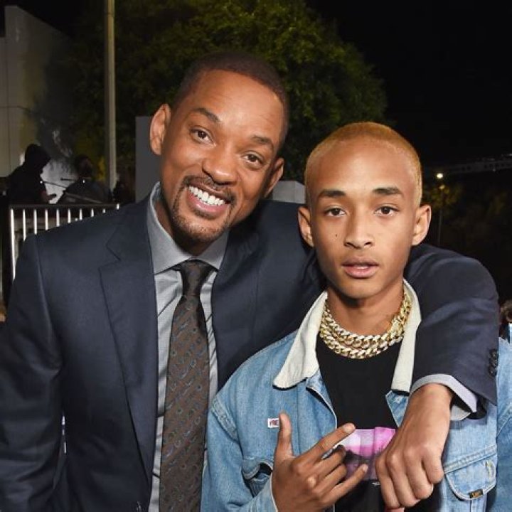 Will Smith posing at the 'Seven Pounds' photocall while wearing a jacket and gloves.