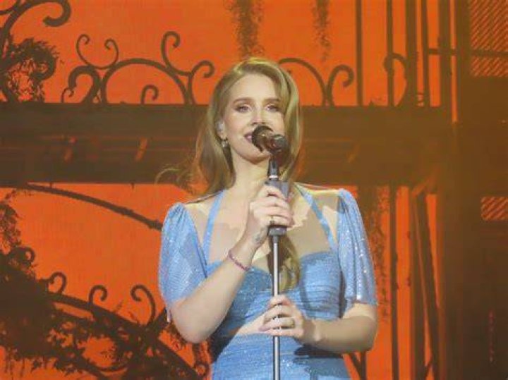 Wow! The stunning singer looked phenomenal in her edgy stage look
