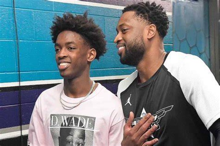 Zaire Wade and his father, Dwyane Wade exchange jerseys at Dwyane's final regular season home game of his career in Miami in April 2019. | Photo: Getty Images
