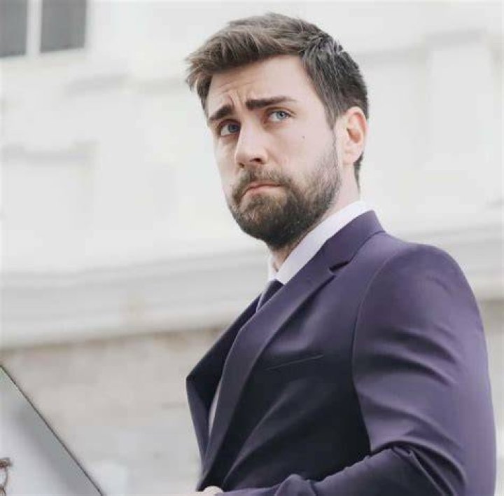 &Ccedil;ağlar Ertuğrul como Serdar en Teşkilat in 2021 Caglar ertugrul, Turkish actors, Vogue men